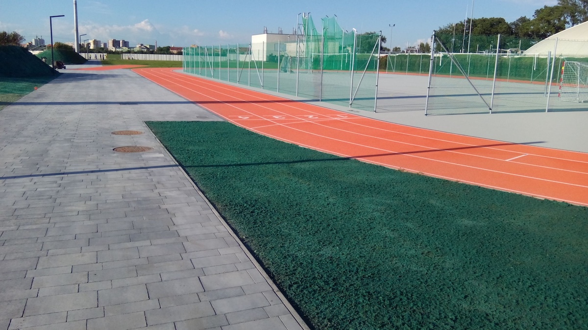 Sportoviště a golfová hřiště